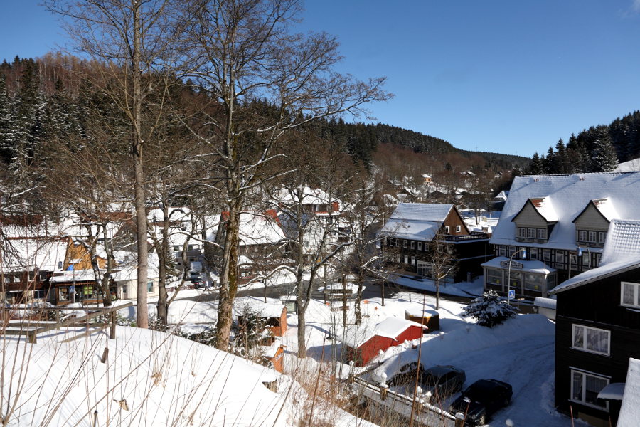 Blick auf den Marktplatz von Altenau im Winter