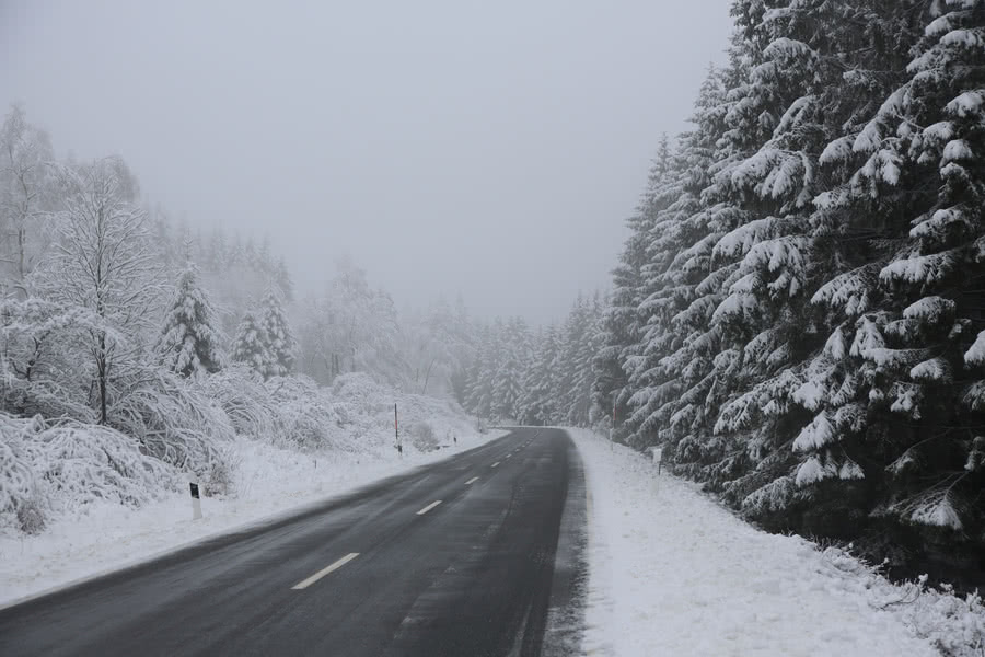 Die Straße nach Altenau im Winter